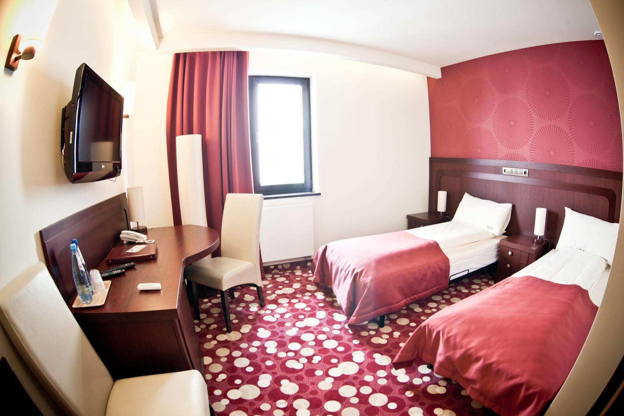 Hotel Rodan Курник Экстерьер фото